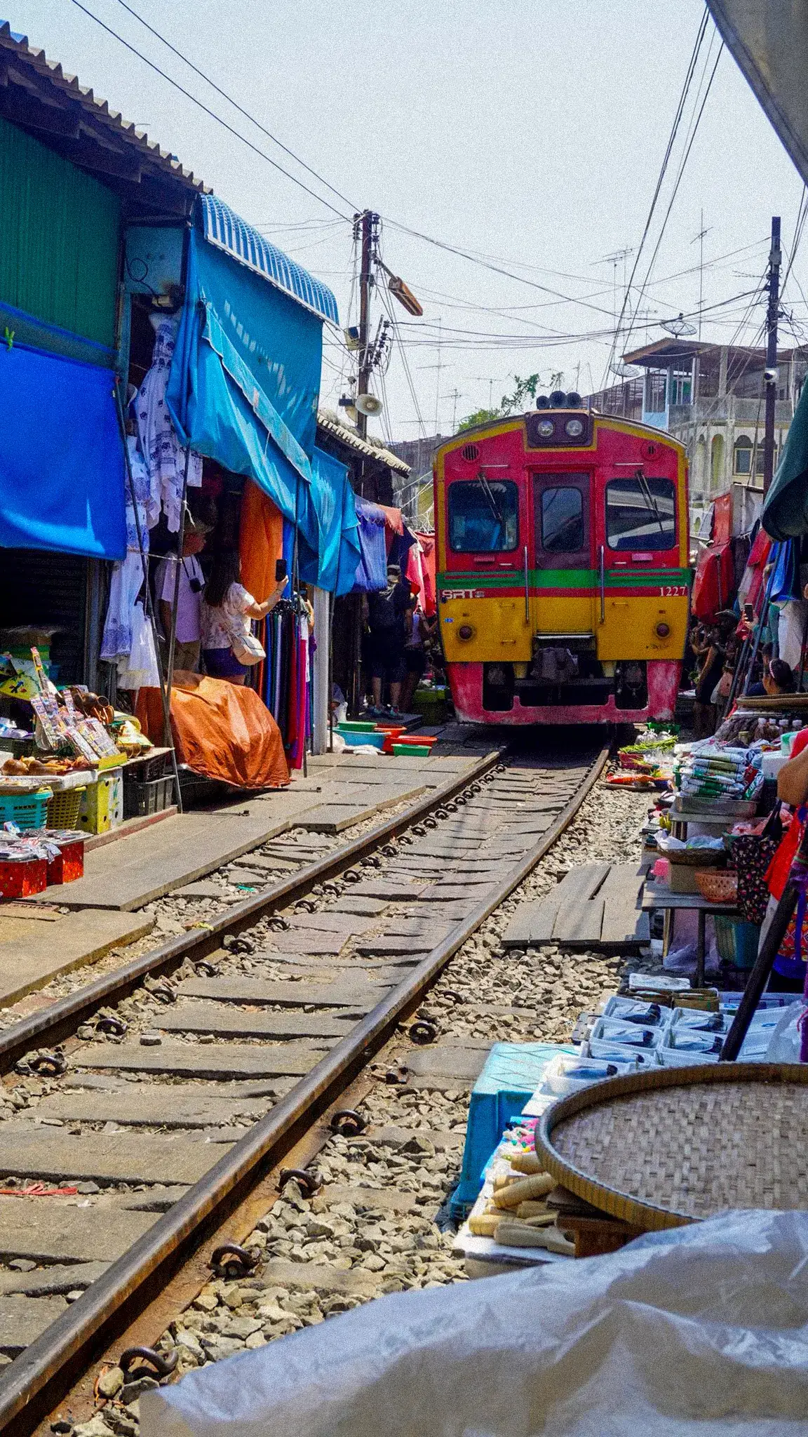 Un tren pasando por el medio de los puestos del mercado de Maeklong