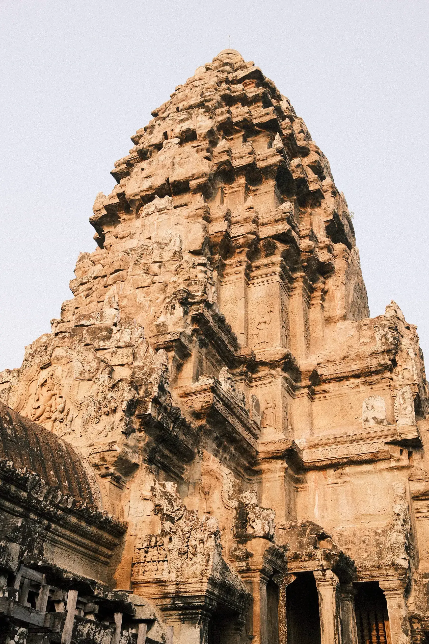 La torre central de Angkor Wat, vista desde abajo contra el cielo